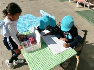 何かいてるの？と興味津々