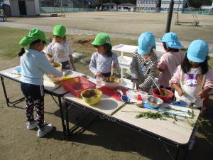 土と水を混ぜて、トロトロ～♪