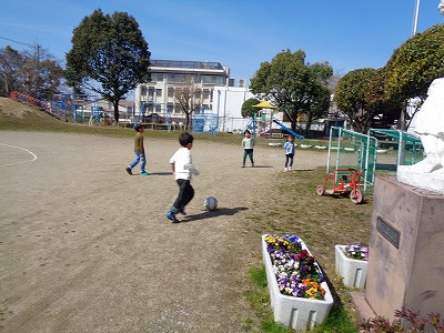 サッカー、雲梯、鉄棒、三輪車などの画像1