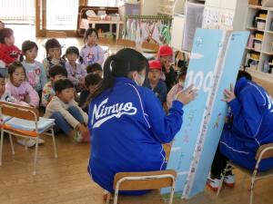 中学生に絵本を読んでもらいました