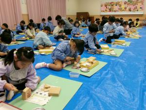 真剣なまなざしで釘をうちます