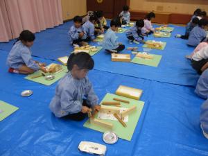 釘をよく見て、トントントン