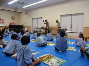 カンナで木を削る