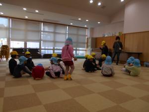 1年生とゲーム遊びをしています