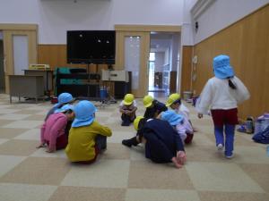 1年生とハンカチ落としをしています