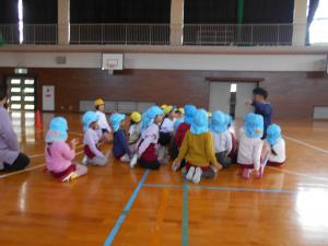 体操の先生の話を聞いています