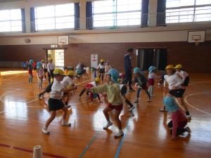 1年生とじゃんけん遊びをしています