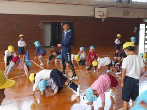 じゃんけん遊びでトンネルを通っています