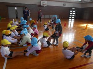 1年生と引っ張り合いっこをしています