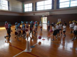 1年生とドッジボール対決をしました