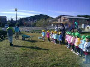 畑の先生の話を聞いています