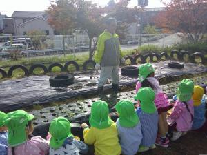 苗植えが終わって畑の先生の話を聞いています