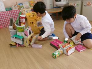 廃材で遊んでいます