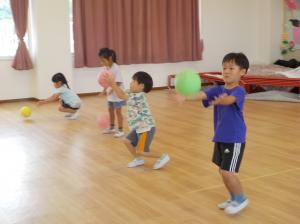 ボールを投げてキャッチするところ