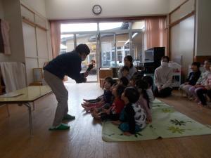 先生の歌を聞いています。