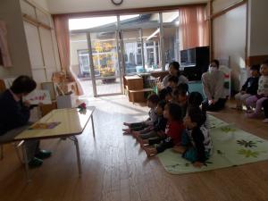 集中して絵本を見ています。