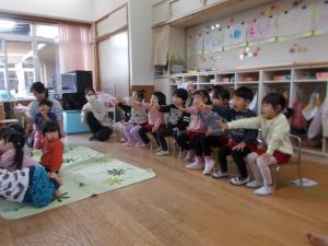 手遊びをしています。