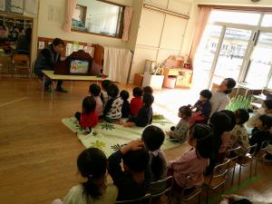 紙芝居を聴いています。