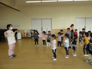 先生と一緒に手をぶらぶらさせています