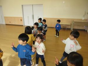 カニさん歩きをしています