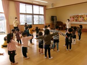 手を横に伸ばしています