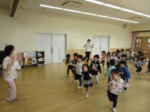 音楽に合わせて踊っています