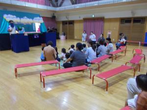 人形劇を見ています