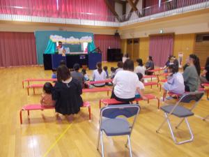 こども園のお友達と人形劇を見ています