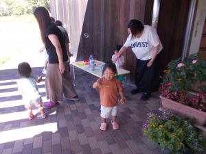 しゃぼん玉で遊んでいます