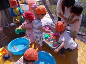 1歳児とテラスで水遊びをしています