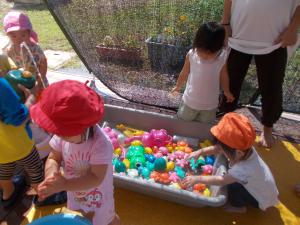 たらいの水で遊んでいます