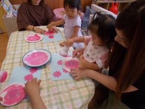 コスモスのステンシルをして遊びました