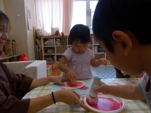 絵具をつけてスタンプしています