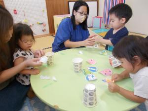 紙コップでおもちゃ作りをしています。