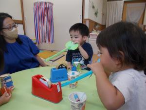 できたおもちゃで遊んでいます