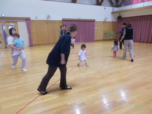 ピアノに合わせて親子で動いています