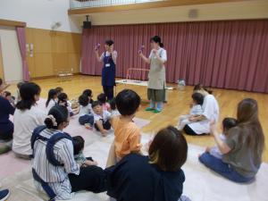 手遊び「焼き芋じゃんけん」をしています