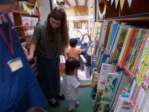 移動図書館の中で絵本を選んでいます