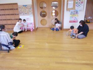 バスで選んだ絵本を読んでもらっています。