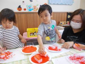 11月の製作リンゴをしています