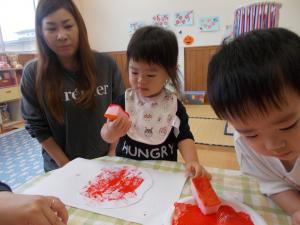 スポンジでスタンプをしています