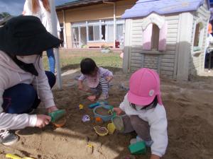 砂場で遊んでいます