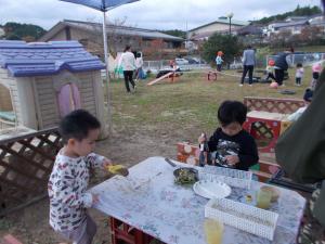 ままごとコーナーで遊んでいます