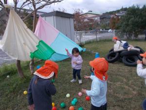 2歳児と一緒に遊んでいます