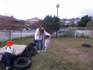 小さな山に登っています