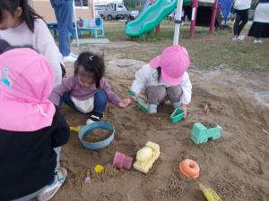 砂場遊びをしています