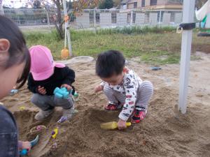 砂場遊びを楽しんでいます