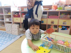 おもちゃで遊んでいます