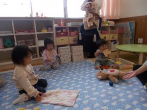 部屋の中で遊んでいます