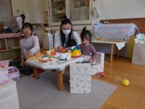 部屋のおままごとコーナーで遊んでいます